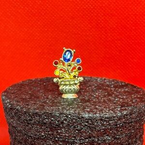 Elegant flower pot brooch